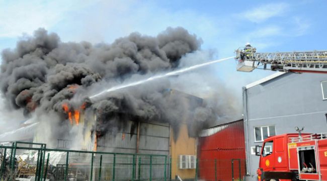 Edirne'de, yapı market deposunda yangın