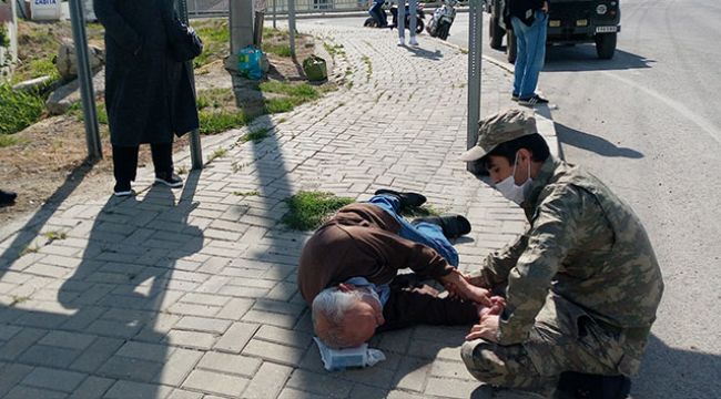 Epilepsi nöbeti geçiren vatandaşın yardımına astsubay koştu