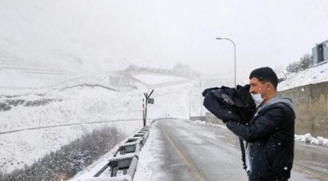 Erzurum'a lapa lapa kar yağdı