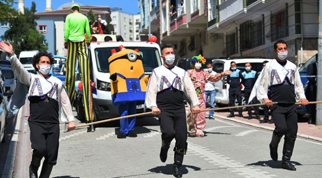 Esenyurt'ta sosyal mesafe çubuğuyla halay