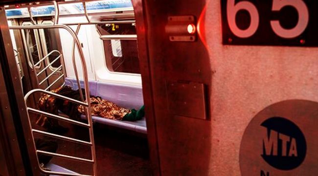 Evsiz iki kişi metroda ölü bulundu