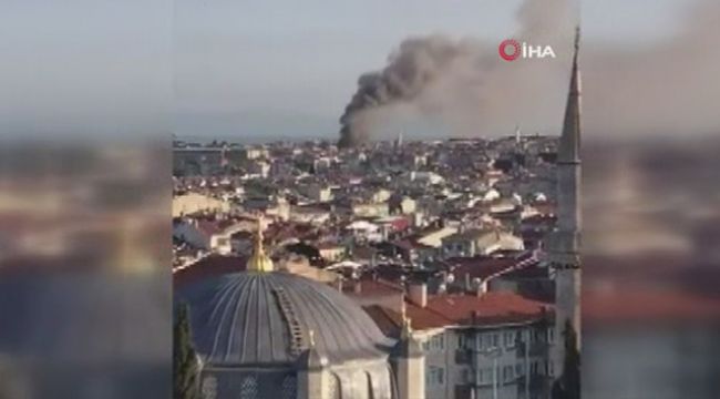 Fatih'te ahşap iki binada korkutan yangın