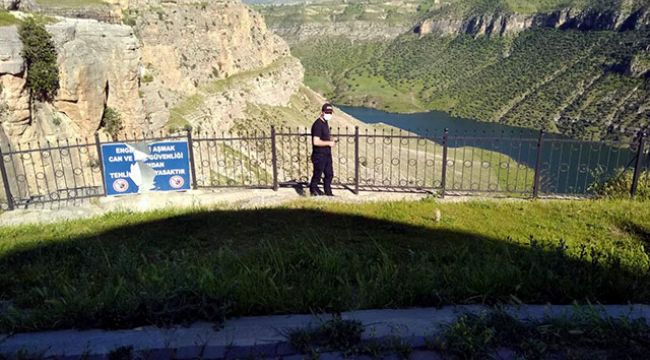 Fotoğraf çektirmek istediği tepeden düşüp öldü