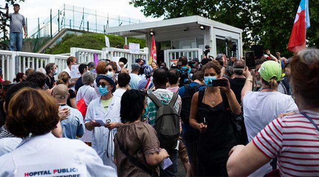 Fransa'da sağlık çalışanlarından protesto