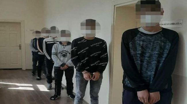 GİRDİKLERİ EVDE ZİYAFET ÇEKEN HIRSIZLARI BIRAKTIKLARI DELİLLER YAKALATTI