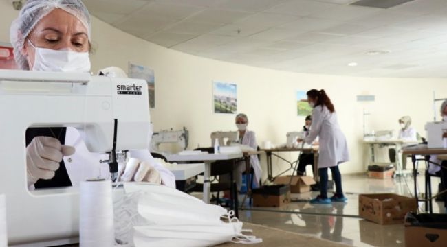 Gönüllülük esasıyla çalışarak günde 20 bin maske üretiyorlar