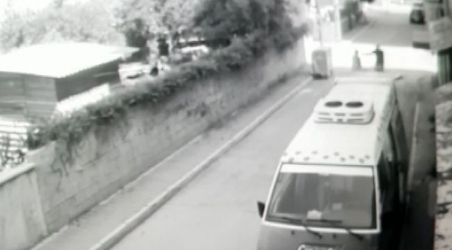 Gündüz vakti yolda yürüyen kadına dehşeti yaşattı