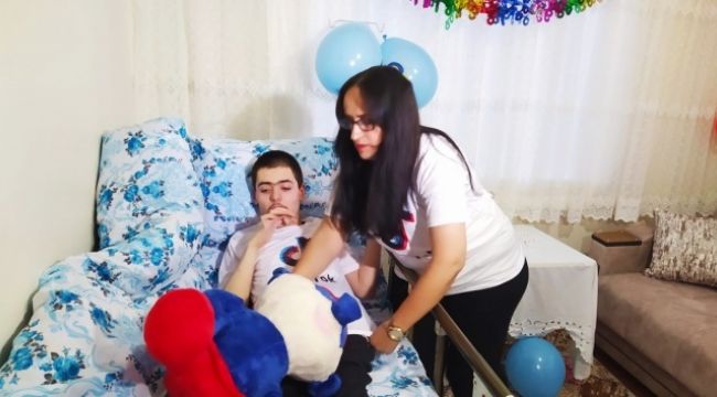 Hasta bakıcıdan gönülleri fetheden davranış