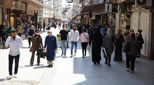 Havanın ısınmasıyla vatandaş çarşılara akın etti