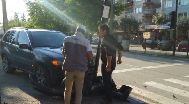 Hızını alamayan lüks cip trafik ışıklarına çarparak durdu