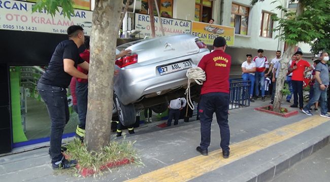 Hızla sokağa girmek isteyince mağazaya uçtu, aracını bırakıp kaçtı