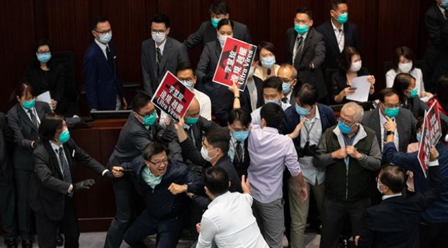 Hong Kong parlamentosu savaş alanına döndü