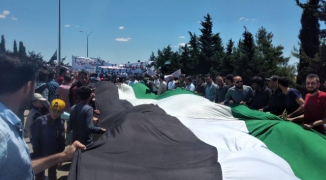 İdlib'de siviller rejimi protesto etti