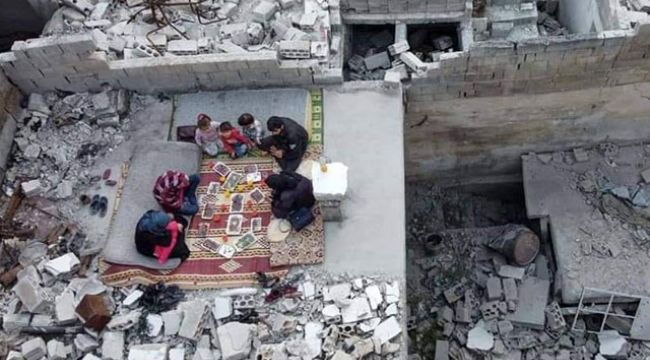 İdlib'de, yıkıntılar üzerinde iftar