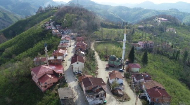 İller arası 5 adım olan mahallede bayramı balkondan balkona kutladılar