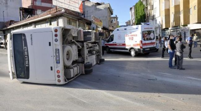 İşçi servisi taksiyle çarpıştı
