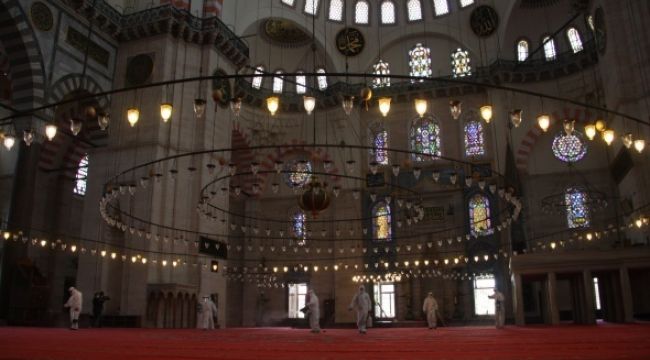 İstanbul'un tarihi camileri cuma namazına hazırlanıyor