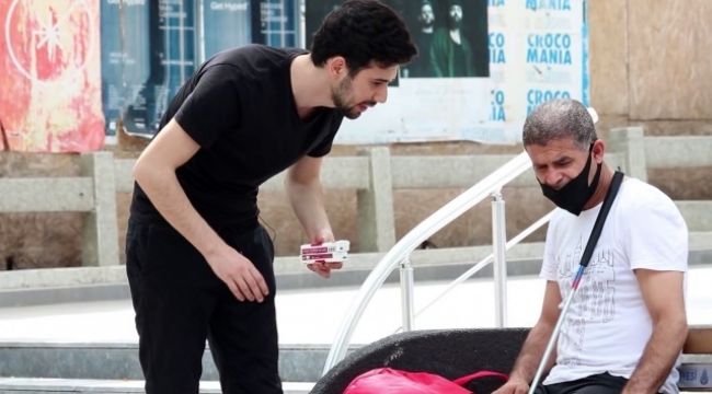 İyilik Akımı başlattılar, mendil satıcılarını sevindirdiler