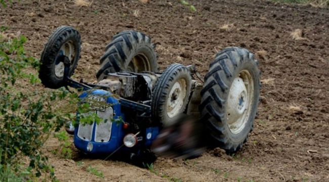 İZMİR ALİAĞA'DA TRAKTÖR DEVRİLDİ
