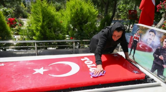 İZMİR HAVA ŞEHİTLİĞİ'NDE BURUK BAYRAM