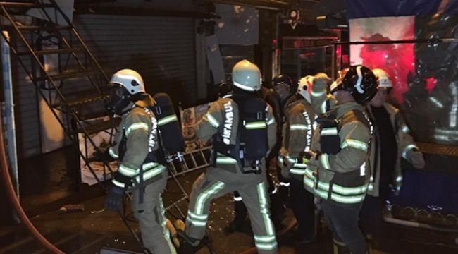 Kadıköy Balıkçılar Çarşısı'ndaki balık restoranı alev alev yandı