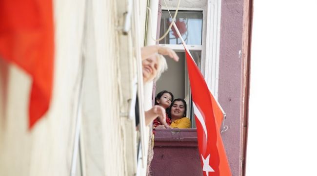 Kadıköy&#039;de 19 Mayıs coşkusu balkonlara taştı