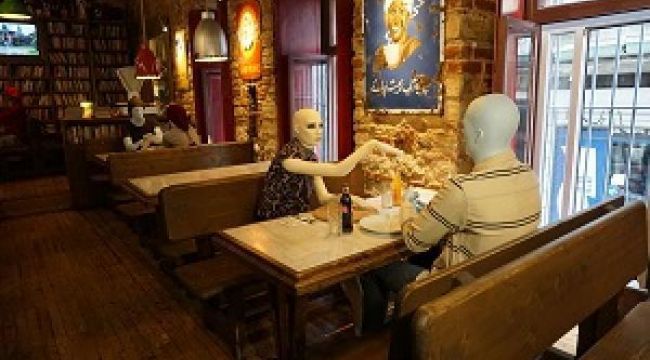 Kafelerde cansız mankenli sosyal mesafe önlemi