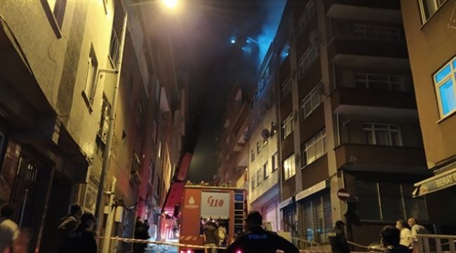 Kağıthane'de bina çatısında korkutan yangın