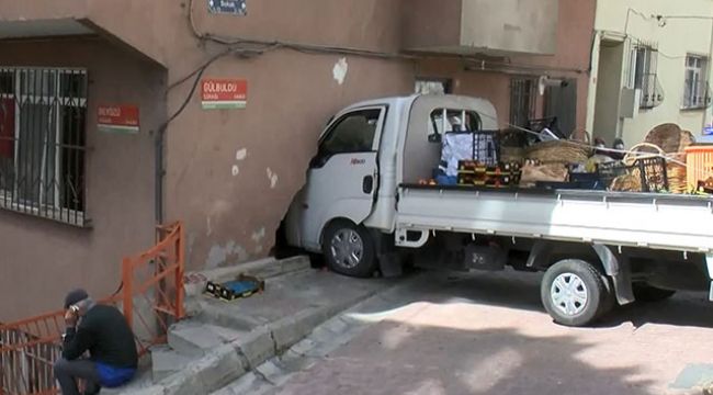Kağıthane&#039;de freni patlayan kamyonet eve girdi