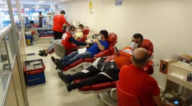 Kan verebilmek için sokağa çıktılar