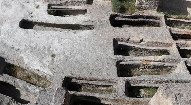 Kapadokya'da 2 bin yıllık mezar büyük ilgi çekiyor