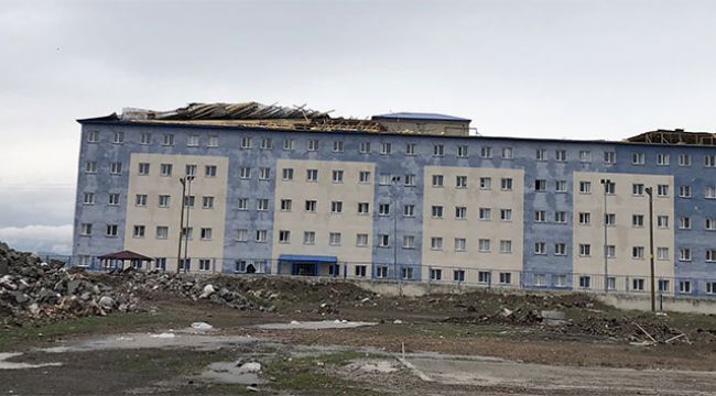 Kars'ta şiddetli rüzgar önüne çıkanı söktü attı
