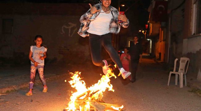 KARŞIYAKALILAR BAHAR BAYRAMINI COŞKULA KUTLADI