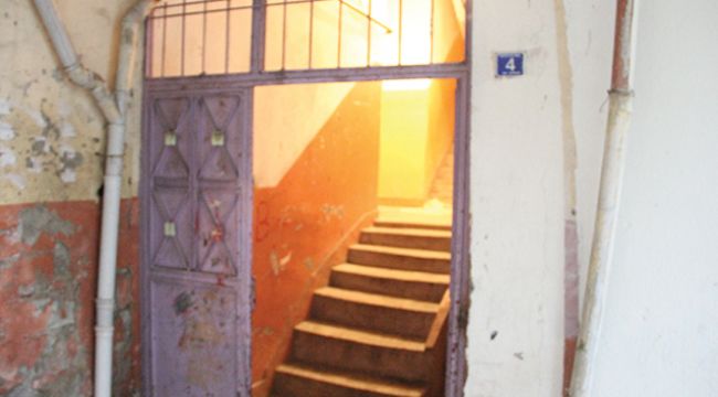 Kaynana gelinini defalarca bıçakladı