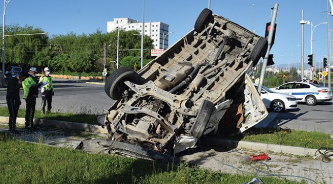 Kırmızı ışıkta geçen otomobil minibüse çarptı