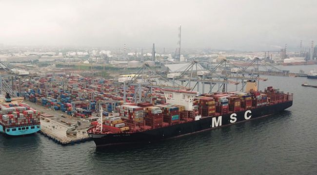 Kocaeli, en büyük konteyner gemisini ağırladı