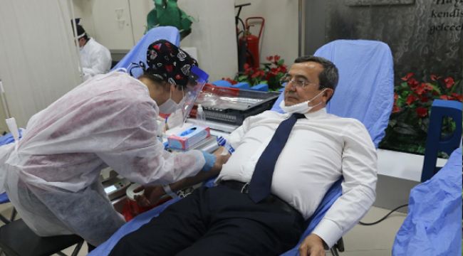 KONAK BELEDİYESİ’NDEN KIZILAY’A DESTEK