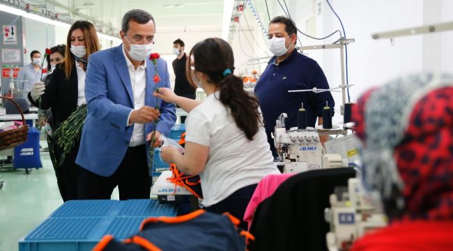 KONAK’TA ÇALIŞAN ANNELERE KARANFİLLİ KUTLAMA
