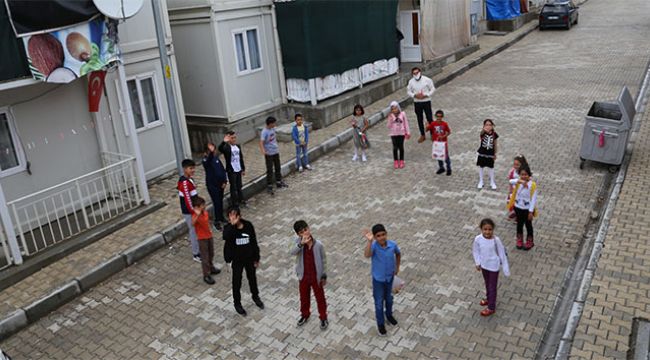 Konteyner kentlerde çocukların bayram sevinci