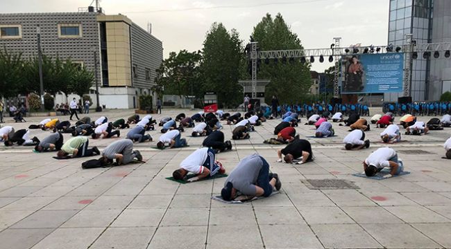 Kosova'da camilerin ibadete açılmaması protesto edildi