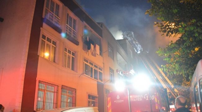Küçükçekmece'de 4 katlı apartmanın çatısı alev alev yandı