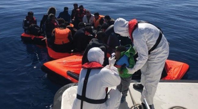 Kuşadası Körfezi&#039;nde 30 göçmen kurtarıldı