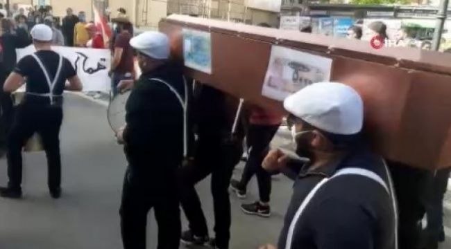 Lübnan&#039;da tabutlu protesto