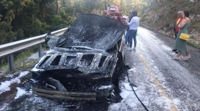 Marmaris'te yanan araç kullanılmaz hale geldi