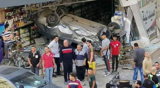 Mısır'da otomobil eczaneye daldı