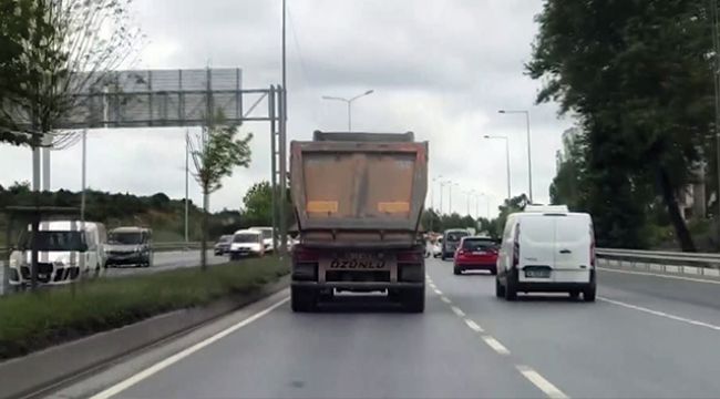 Moloz yüklü hafriyat kamyonu tehlike saçtı