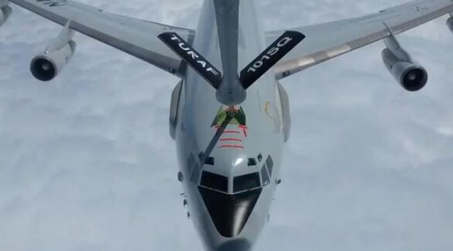NATO'ya ait AWACS uçağına havada yakıt ikmali