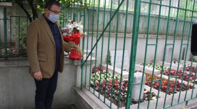 Necip Fazıl Kısakürek, ölüm yıl dönümünde kabri başında anıldı