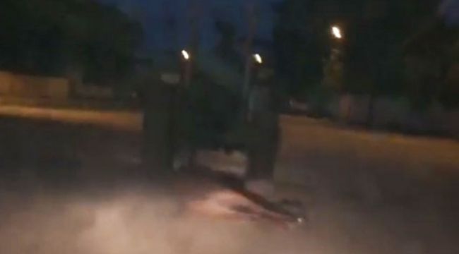 Ölü atı traktöre bağlayıp, sürükledi