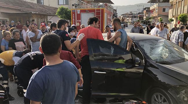 Otomobil park halindeki iki araca çarptı
